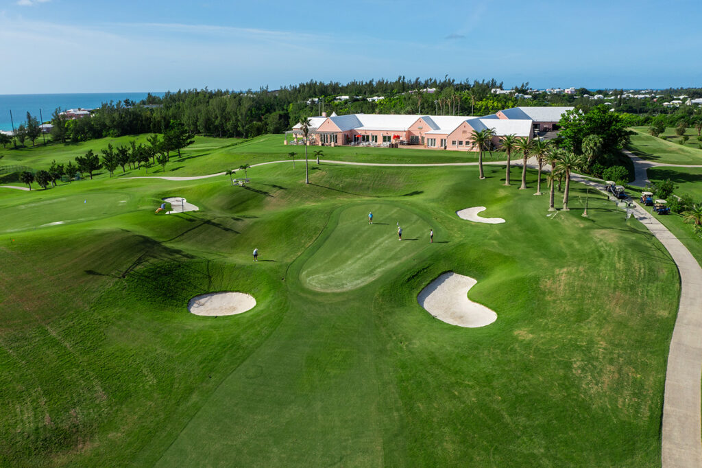 1 Hole 18 Green Clubhouse